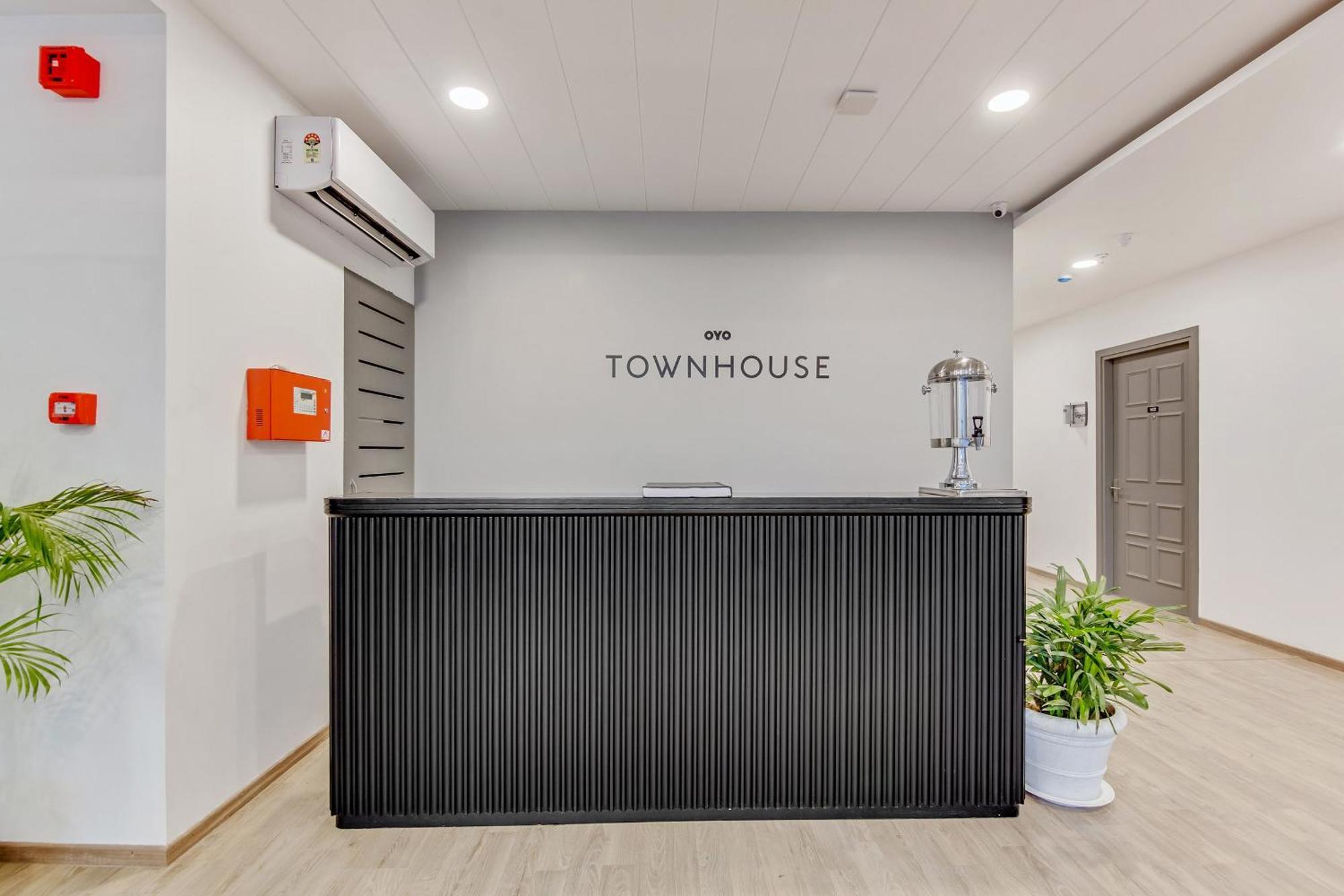 Townhouse Sector 49 Near Logix City Centre โนอิดา ภายนอก รูปภาพ