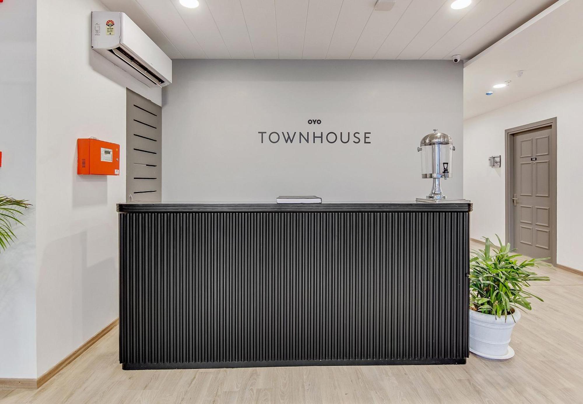 Townhouse Sector 49 Near Logix City Centre โนอิดา ภายนอก รูปภาพ