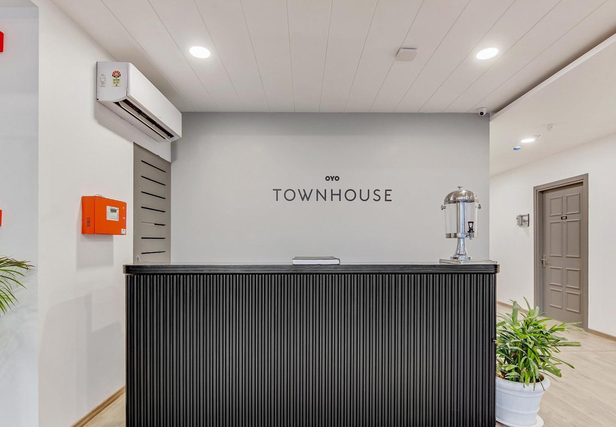 Townhouse Sector 49 Near Logix City Centre โนอิดา ภายนอก รูปภาพ